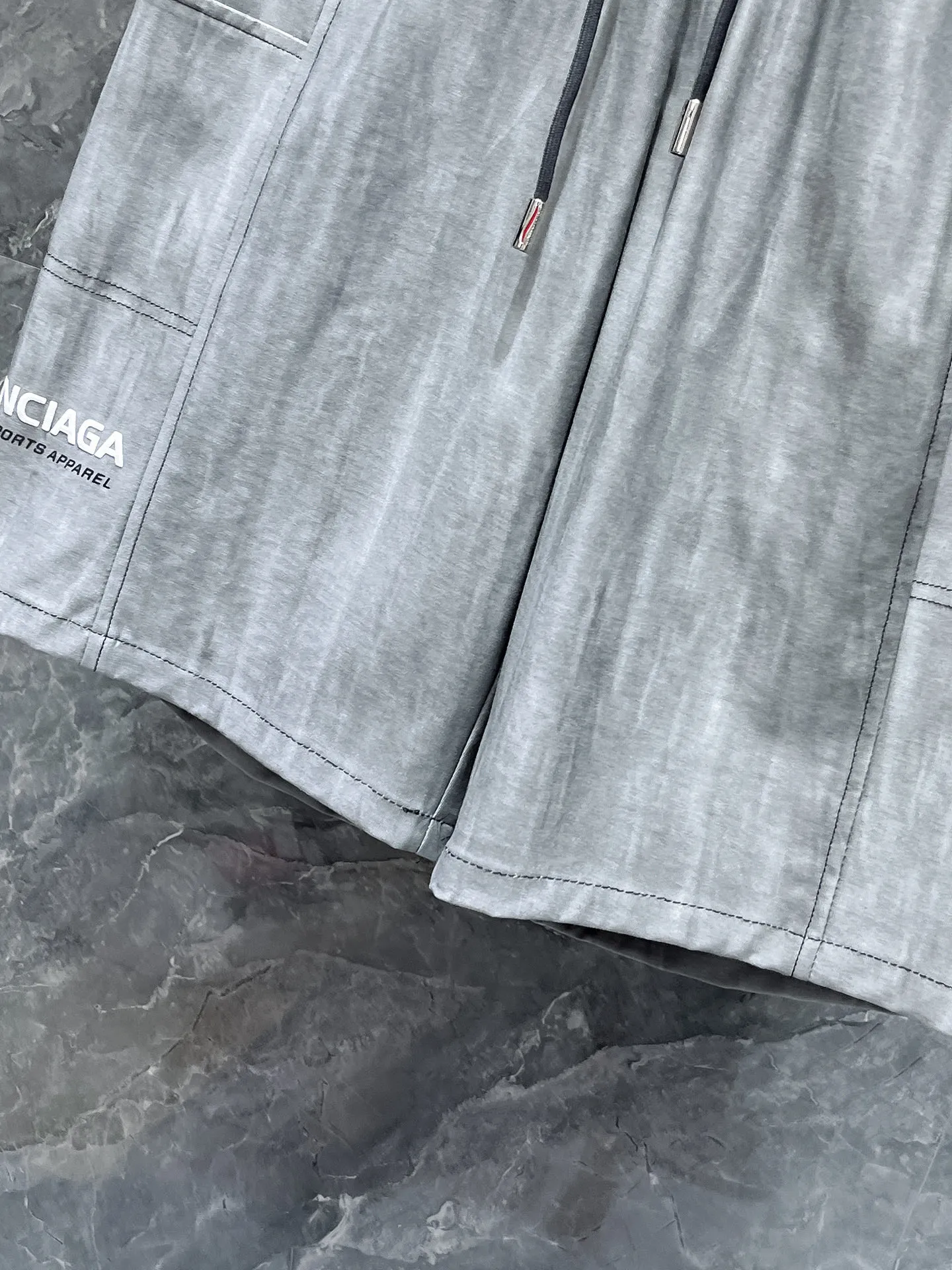 Balenciaga's three-standard complete 2026 summer New Arrival men's casual shorts, advanced custom-made Breathable fabric, Breathable fabric, extremely stretchy and comfortable, impeccable details, top-grade accessories, original logo design concept, delicate and soft feel! The upper body shape is awesome! Size: M-XXXL Please state your height and weight when ordering